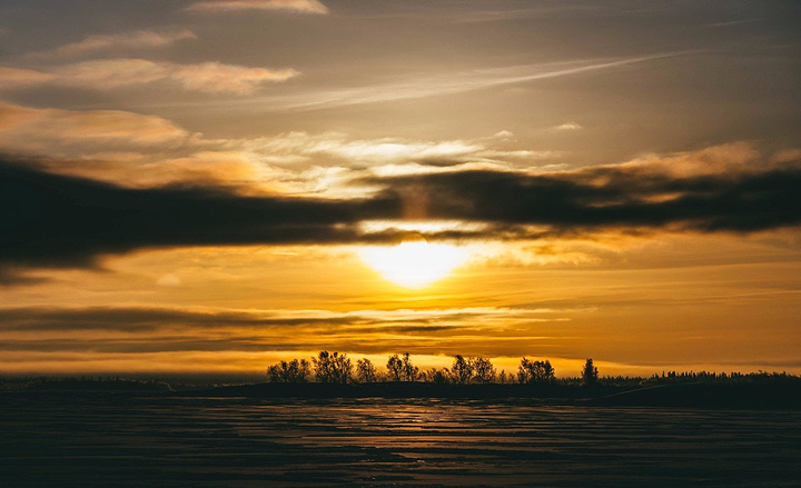 初晨的霞光,耀眼光芒,对面可以看到贝加尔湖,景色确实不错.