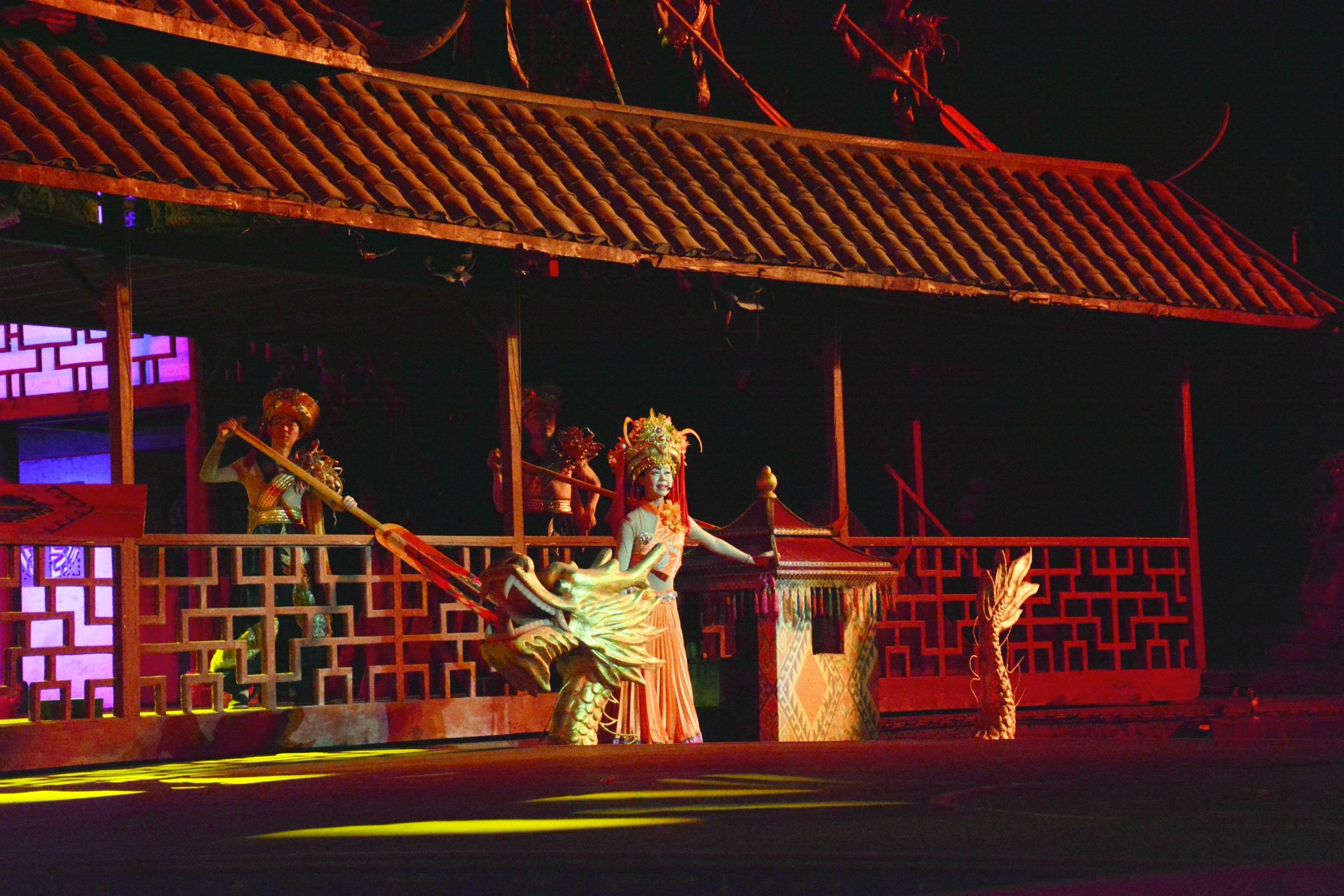 激光秀内容为土家族美丽的传说车上导游小姐简单地介绍了一下腾龙洞