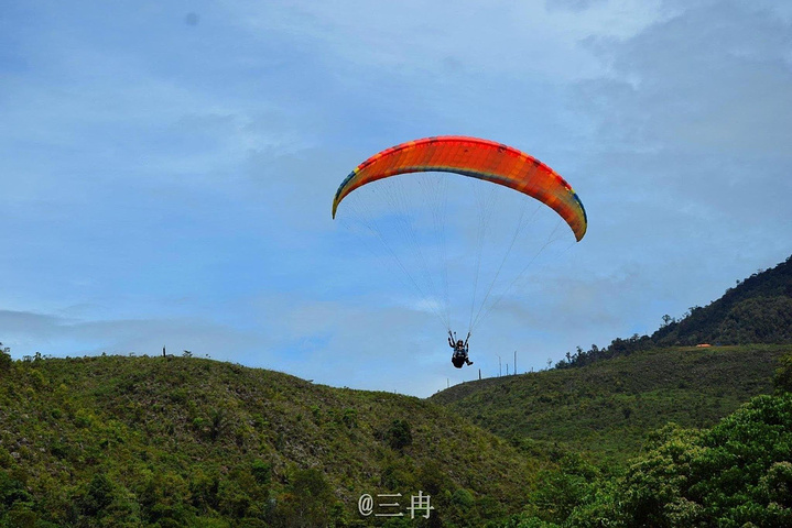 2017一手拿着运动相机录视频,另一只手拿着单