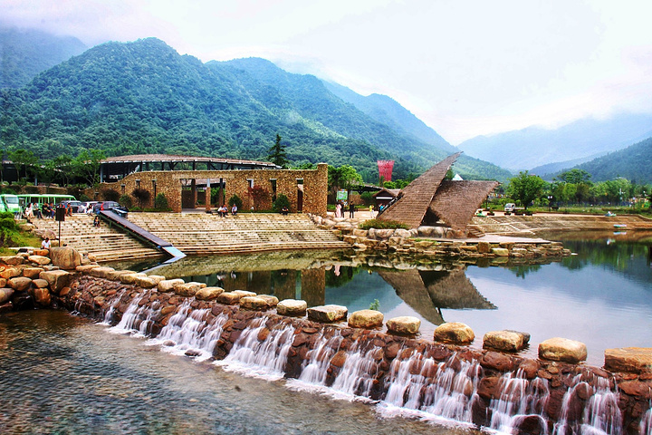 圣井山的特色建筑"悉尼歌剧院",给原本干净,单纯的山水增添了一份浓厚