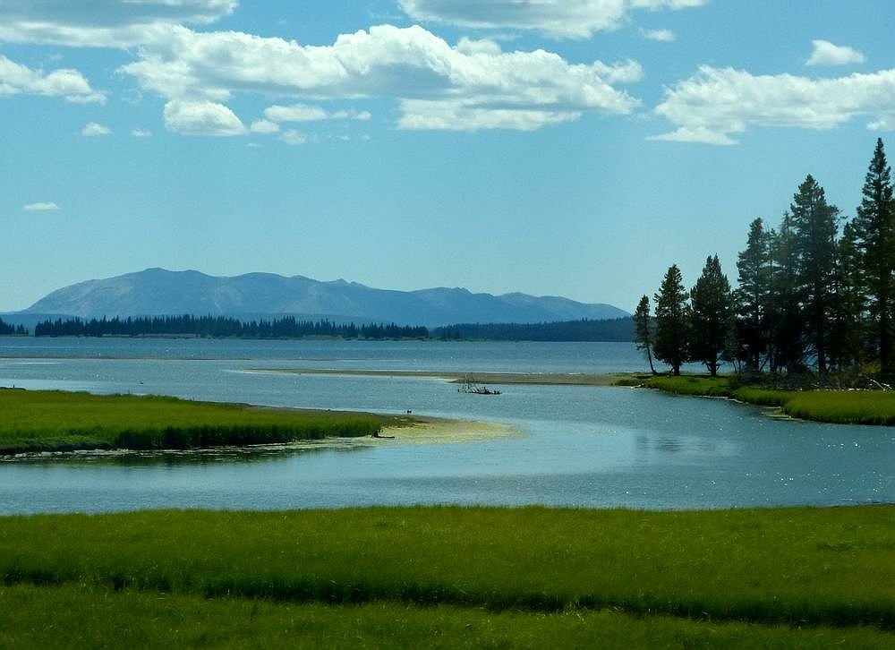 黄石湖(yellowstonelake)是黄石公园内最大的内陆湖,大约海拔2300多米