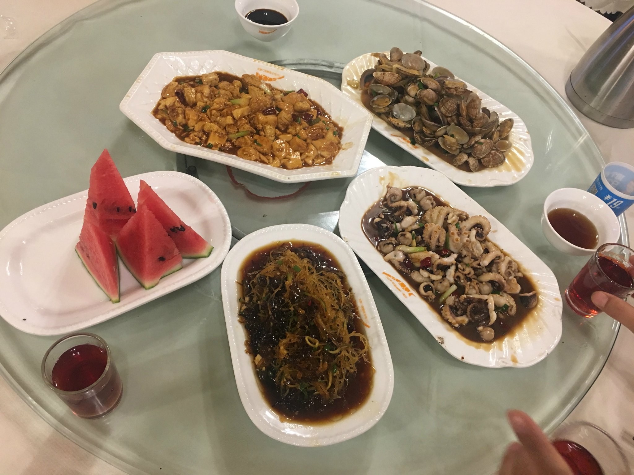 杨梅酒要来一点,这一桌打完折正好200,关键是我们几个战斗力太弱