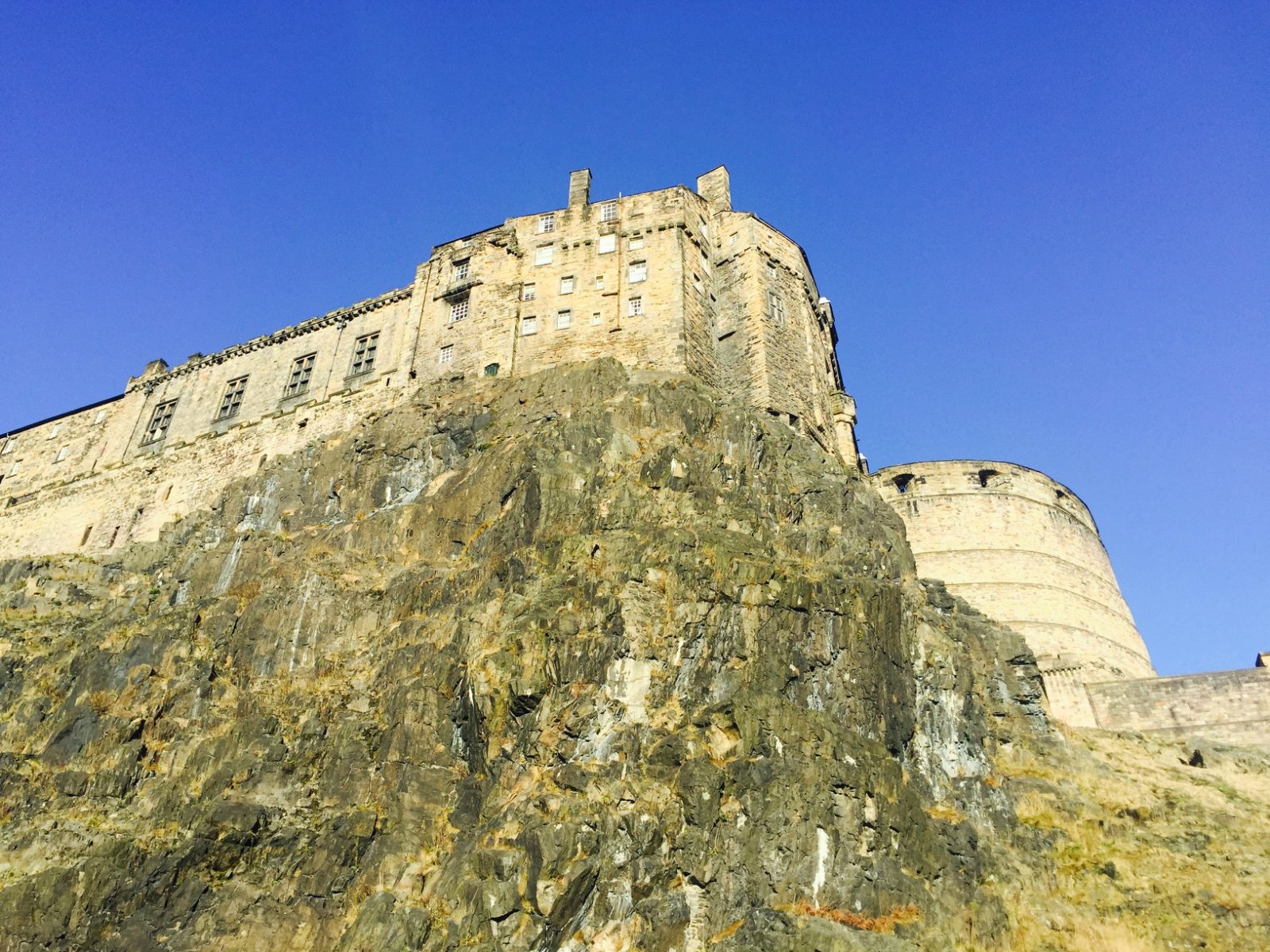 城堡岩是苏格兰最有名的苏格兰城堡的地标景点,从苏格兰的两条主干道