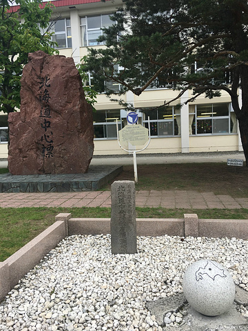 富良野小学是北海道的正中心机械化的农业小孩子喜欢的小店富良野