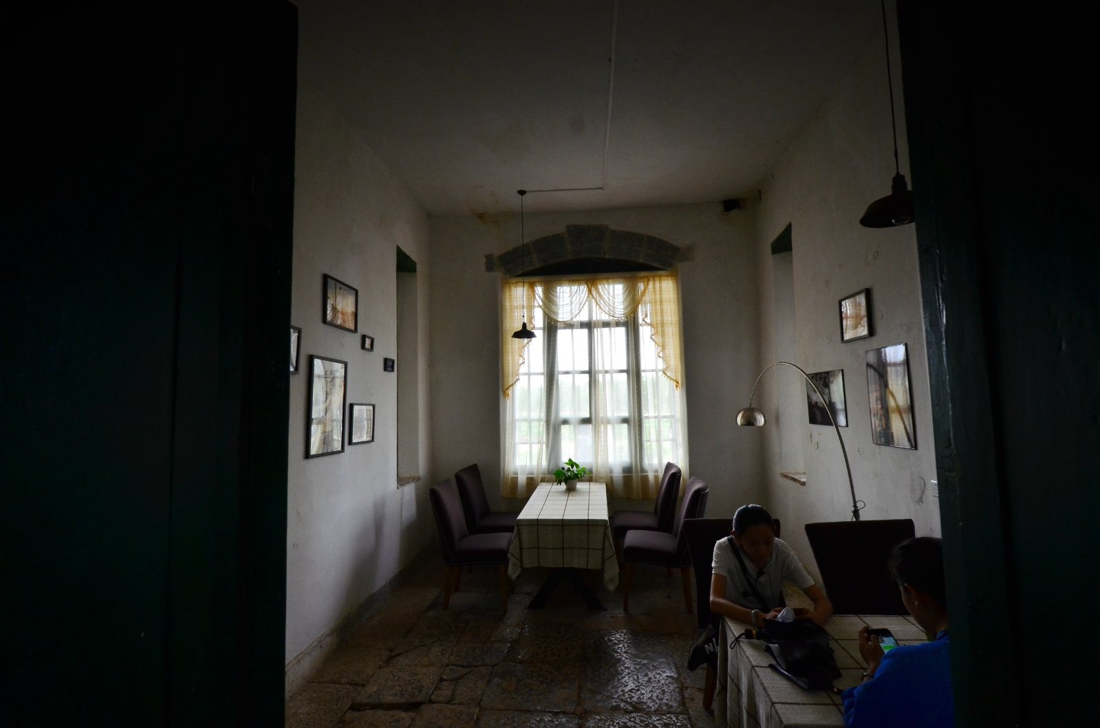 房间里的光线比较暗,如同某某伟人的故居一般.每天上午9点发一次