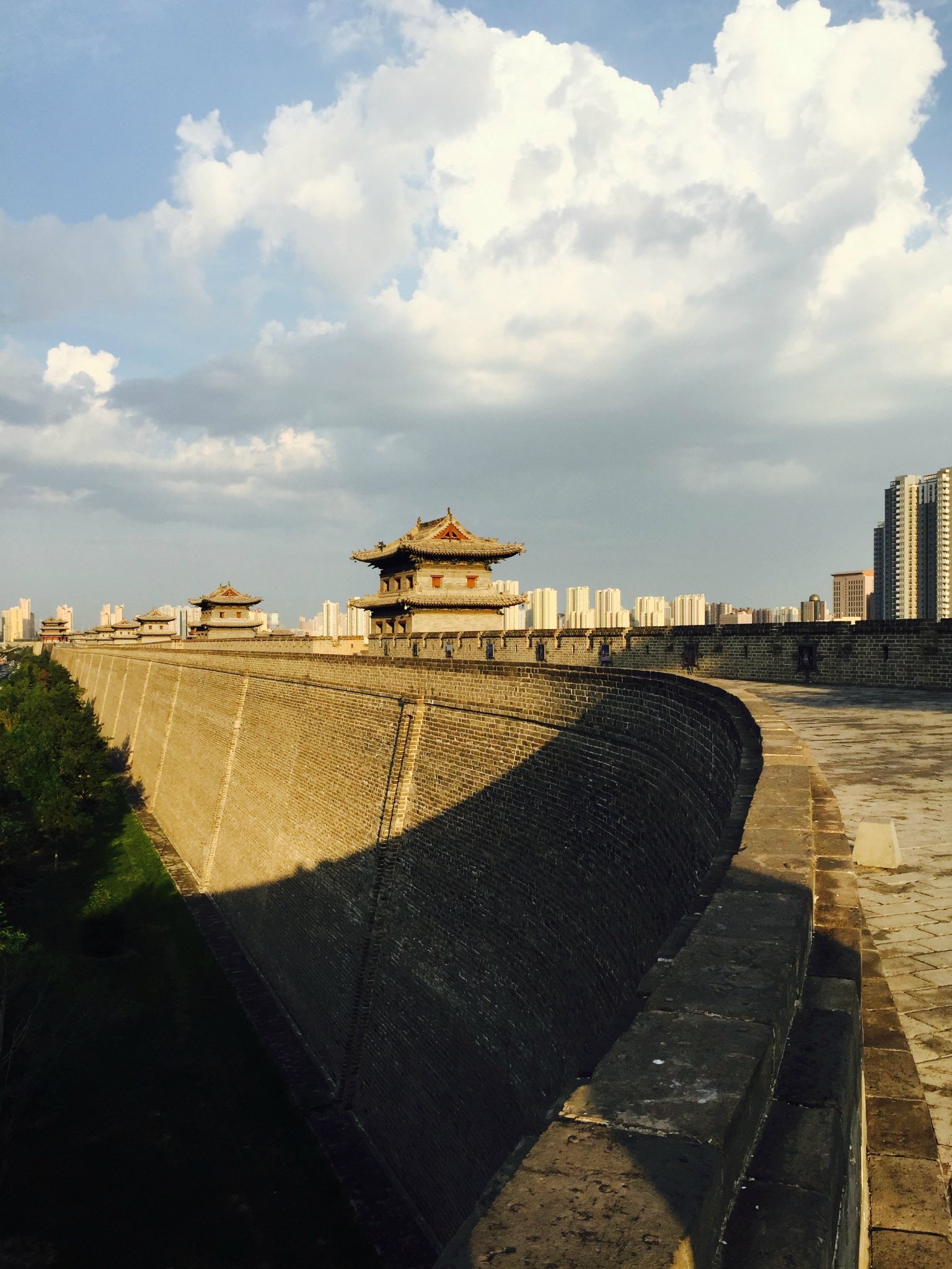 城墙风景非常漂亮,走在上面觉得感慨颇多,同时会觉得怡然自在.