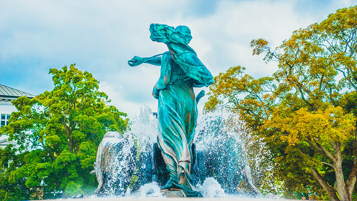 1959年,郭沫若访问丹麦时,仰视吉菲昂喷泉雕像许久,诗兴大发,随即写下