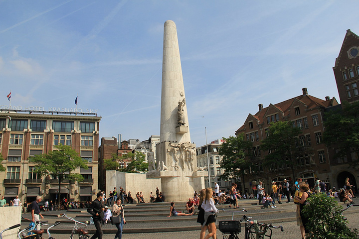 .的,只有一台台的自助售票机,可以使用银行卡或