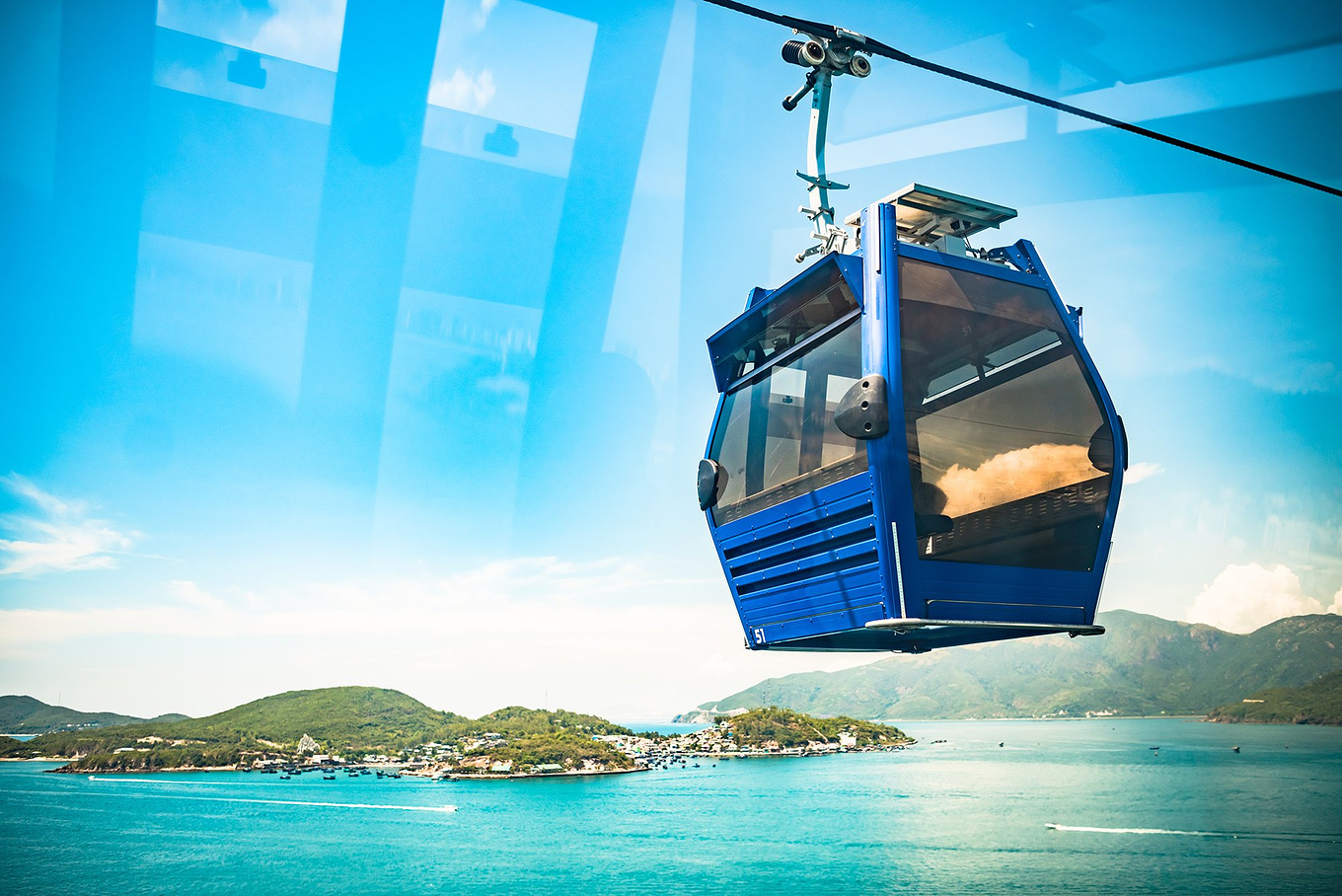 缆车运行的速度很快,拍了好几张才拍到不模糊的一张.