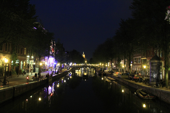 .的,只有一台台的自助售票机,可以使用银行卡或