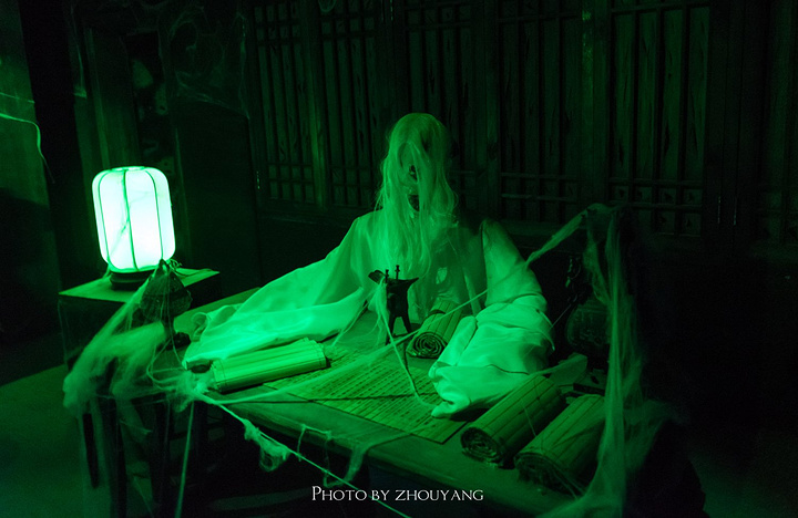 整个幽灵鬼屋也借妲己她死后阴魂不散,鬼魂四处游荡而打造一个鬼屋