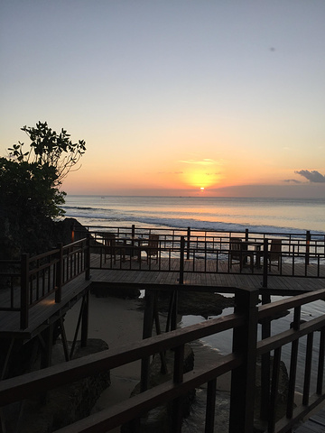 岩石酒吧是巴厘岛标志性日落观赏地点,入住度