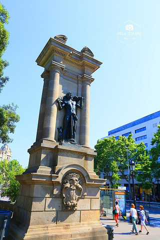 加泰罗尼亚广场位于整个巴塞罗那市中心的位置