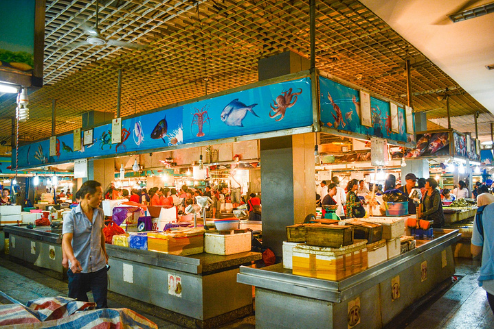 三亚第一市场海鲜一条街是三亚规模最大的海鲜广场主要以海鲜加工为