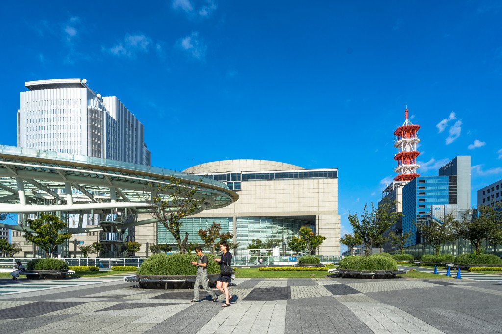 从离地上100米的展望台看去游客便可饱览名古屋市内的景色我们吃了