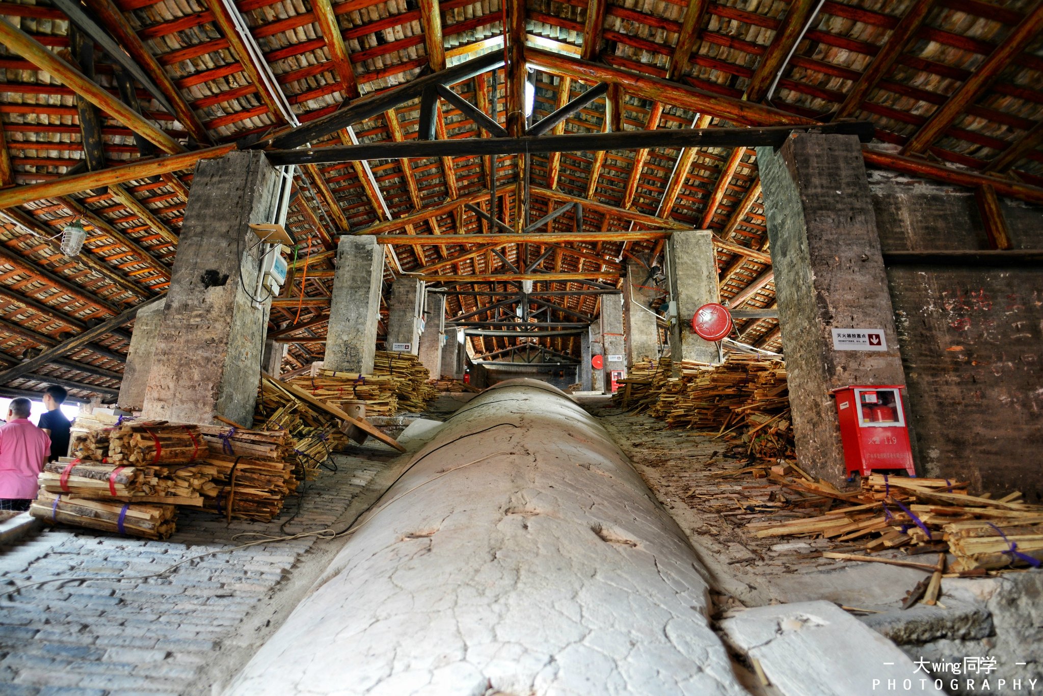 南风古灶龙窑依山而建宛如巨龙炉口朝南窖尾榕树