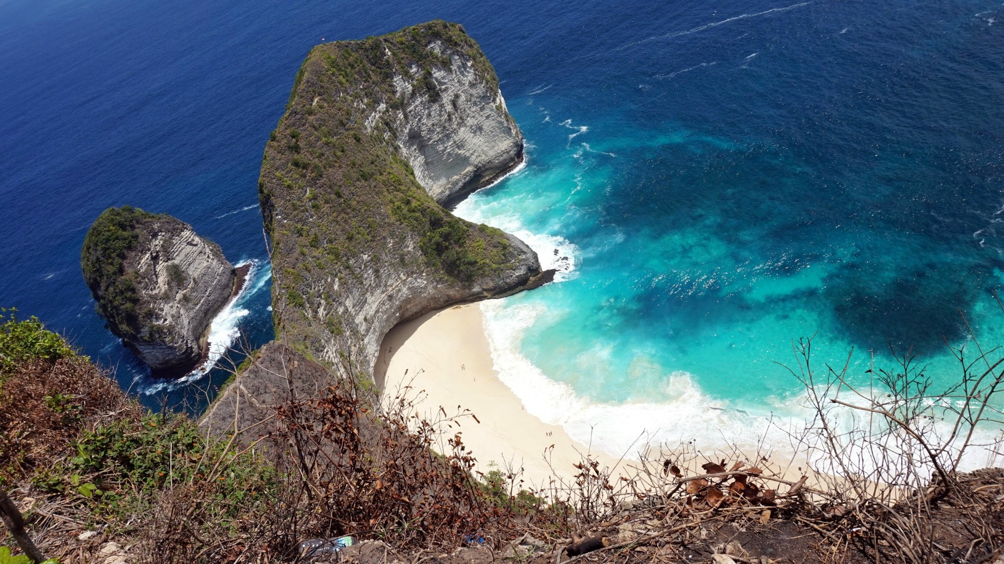 眼前的这座断崖真的太美太美了青色的石灰崖配上碧蓝色的大海和金色的