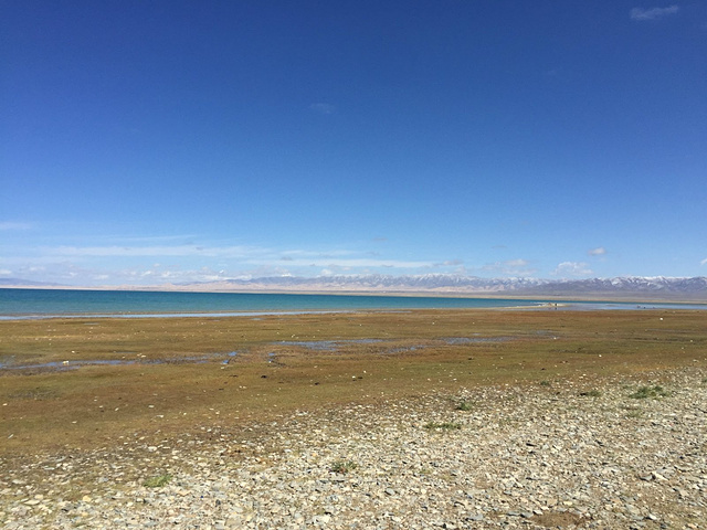 "...是一颗坠落的明珠，晶莹剔透，似一条长长蓝色玉带镶嵌在水天之间，远看像高出了地平线许多，非常神奇_青海湖景区"的评论图片