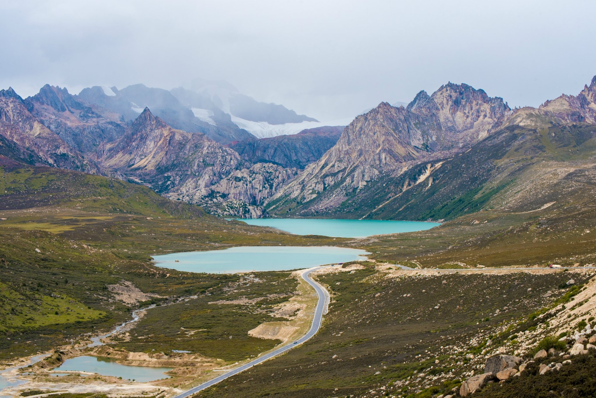 到达海子山垭口可以看到由达里湖和多伦湖组成的姐妹湖318就从她们