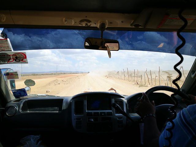 "驱车两小时左右到达了东非大裂谷的一个观景点，这可是人类的摇篮。路况不错。亲切的中文标语。尘土飞扬_The Great Rift Valley View Point"的评论图片