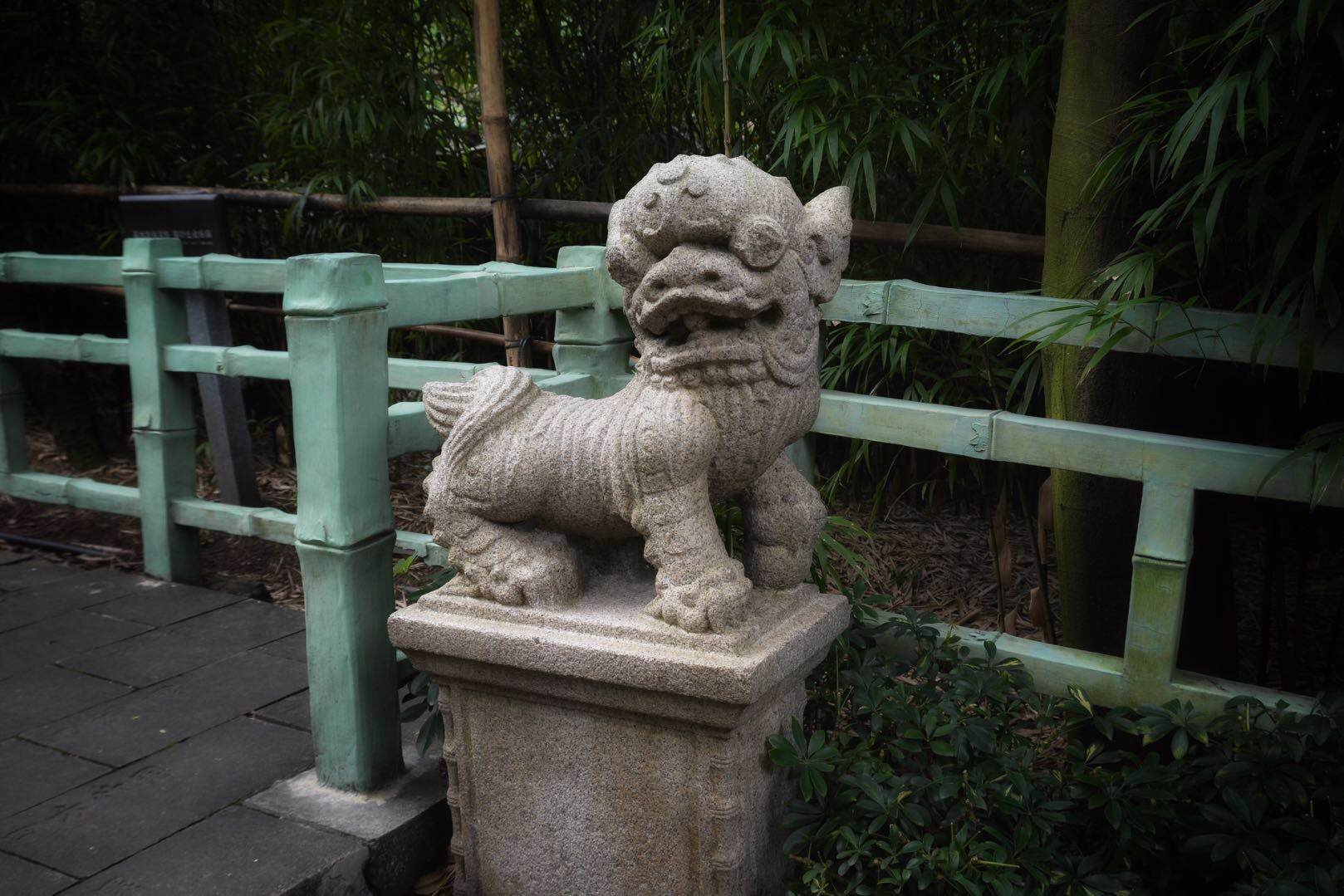 西樵山风景名胜区竹园门口的这具石狮子是不是非常的呆萌极具南狮的