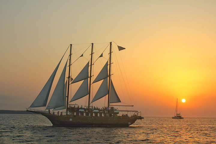 在太阳落下的那一瞬间时间仿佛停滞了船上突然变得宁静安详每个人都