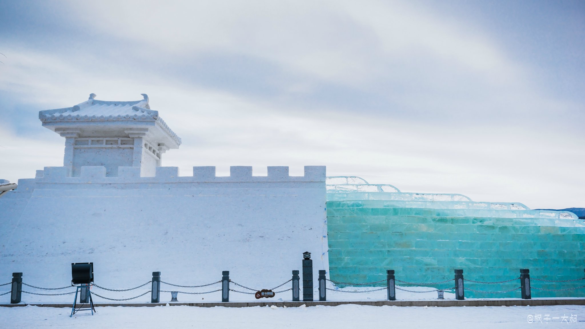 当广袤温柔的镜泊湖面结上厚厚的冰,这里就成了另一番欢乐,刺激的游乐