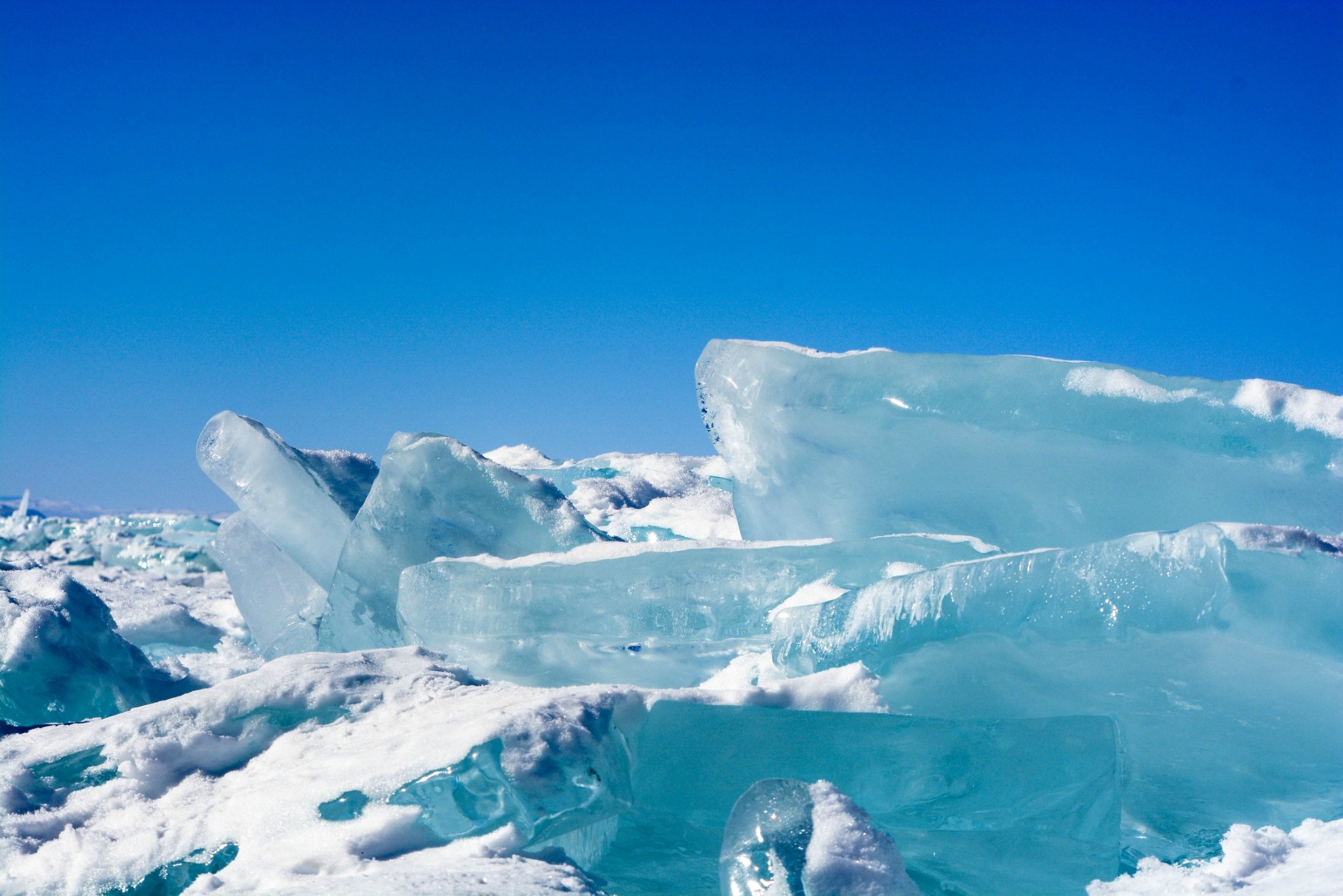 一般情况下看见冰块的都呈浅蓝色