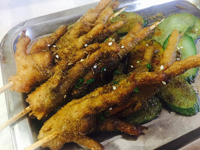 的小吃,而桂萍特色牛肉牛杂绝对是这条美食节最具名气的一家,基本上来