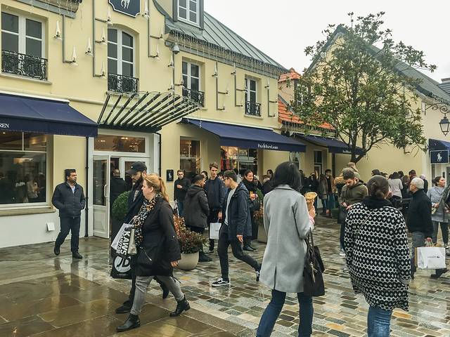 巴黎河谷购物村