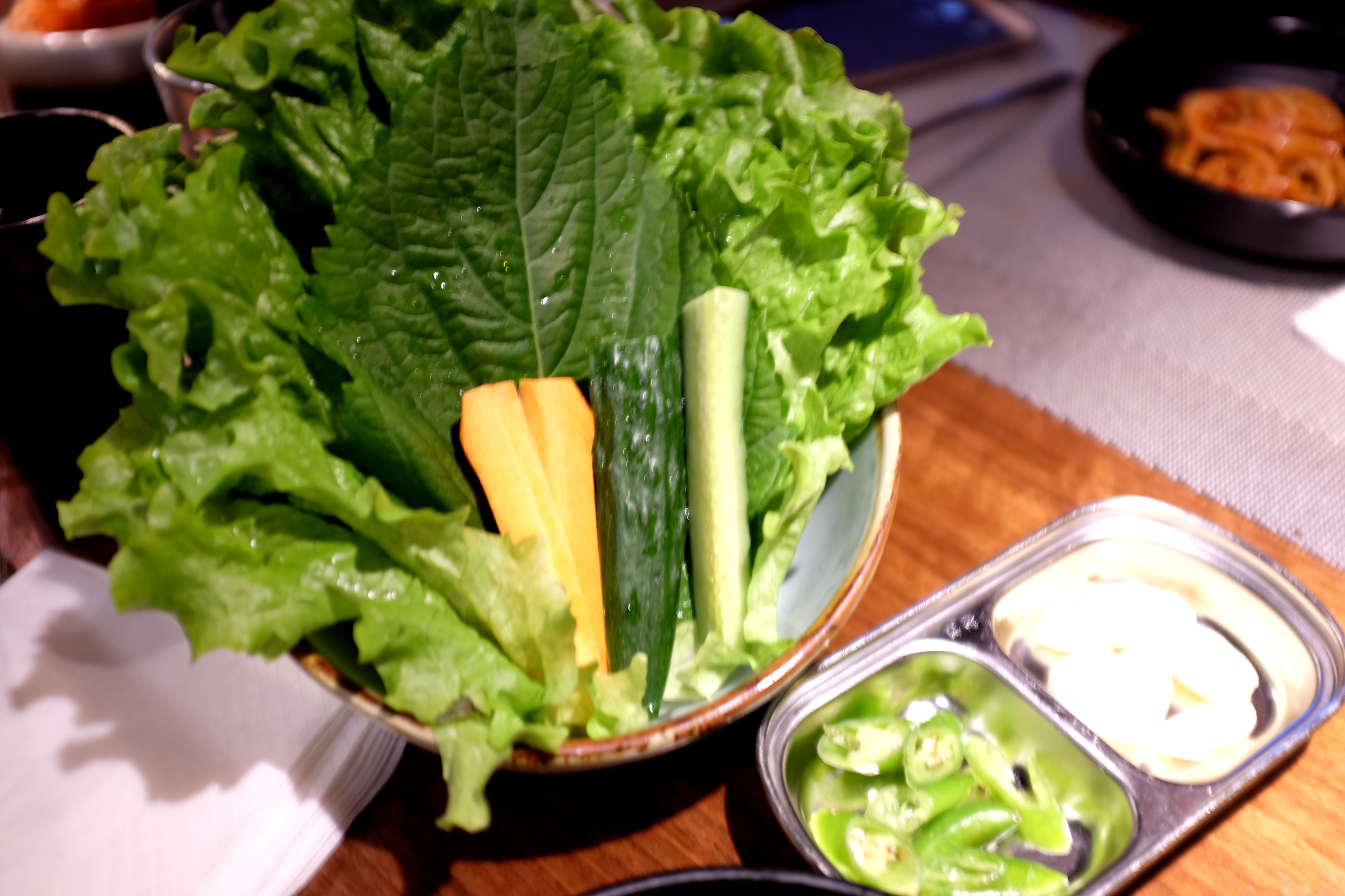 卷烤肉的配菜有生菜叶和紫苏 其他配菜可以直接蘸酱吃 生菜是很大片的