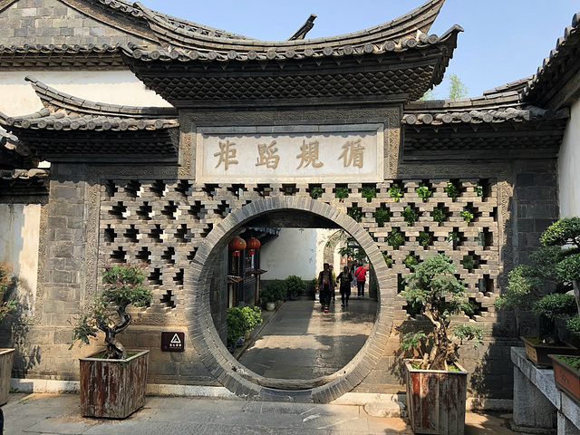 的一部分,豪华的大院显现出长长一串景观,既显现出