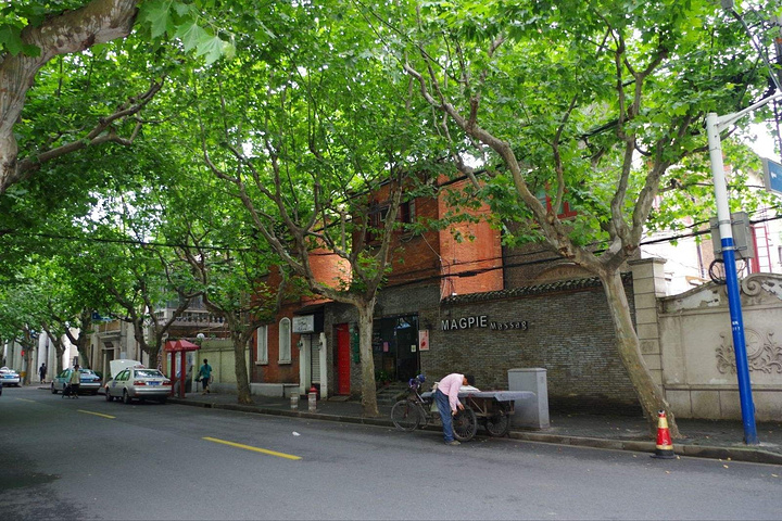 巨鹿路828号上有一家渡口书店 .