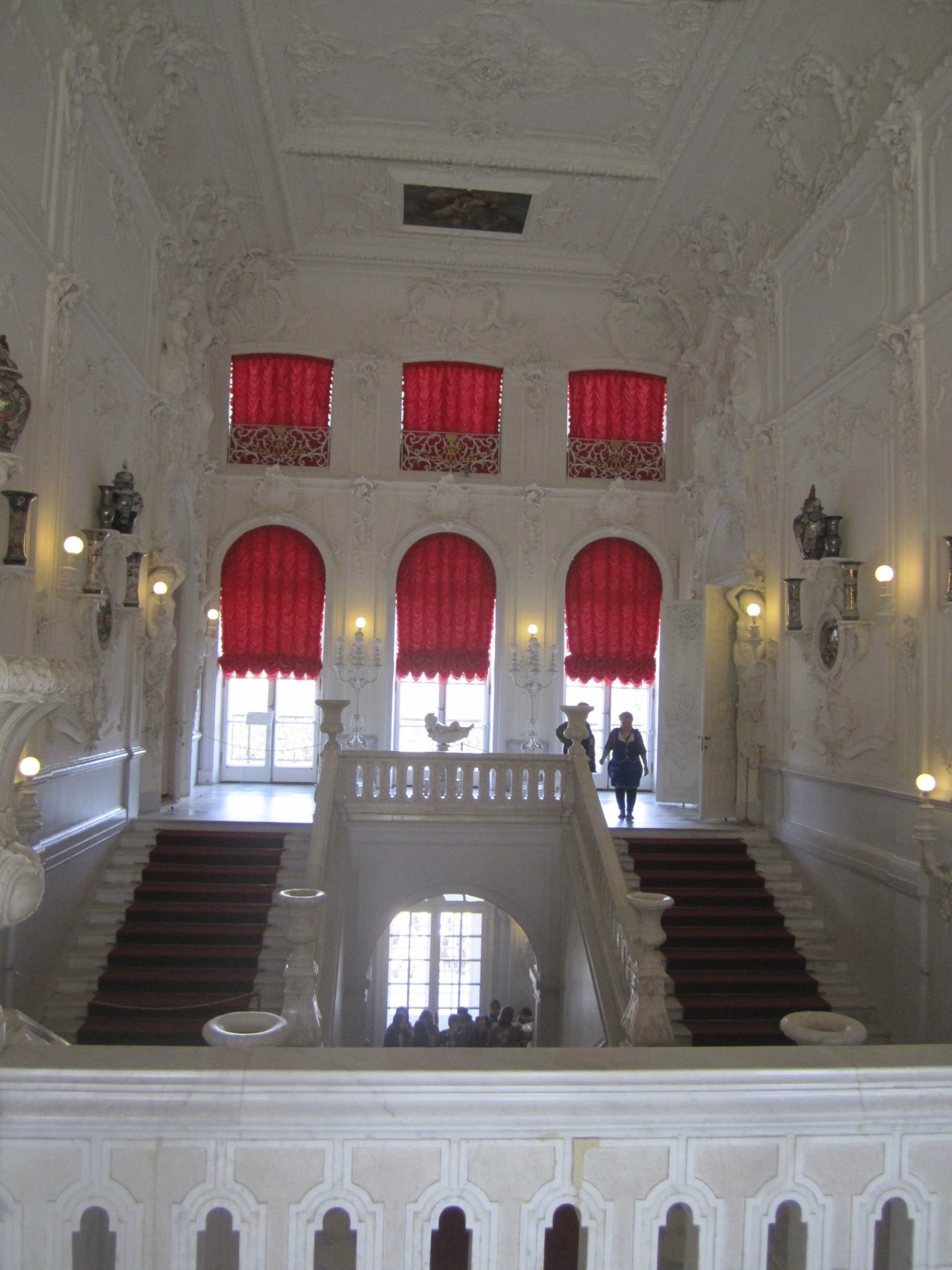 皇村内非常富丽堂皇,丝毫不亚于冬宫和夏宫的宏伟壮丽,好似一座真正的