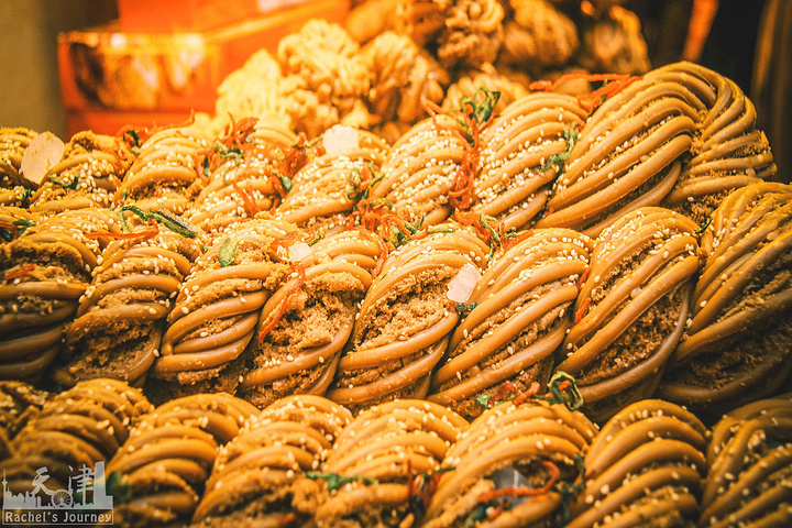 南市食品街的食品大多是天津地道的美食.