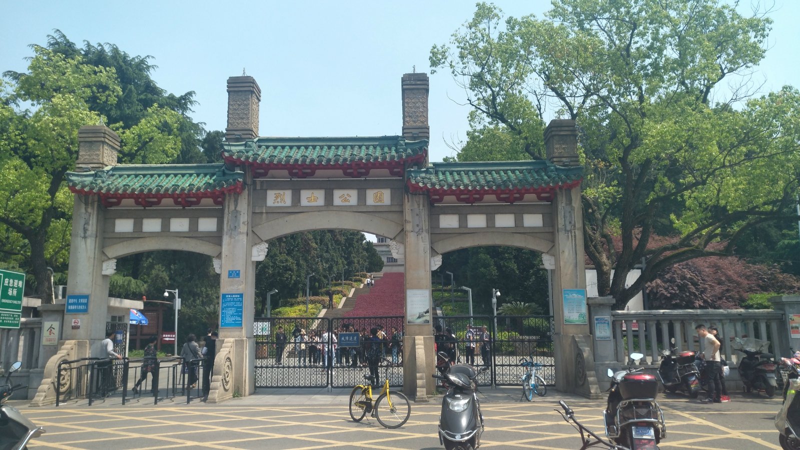 湖南烈士纪念塔烈士公园出入非常方便,西大门,西便门,北大门,东一门