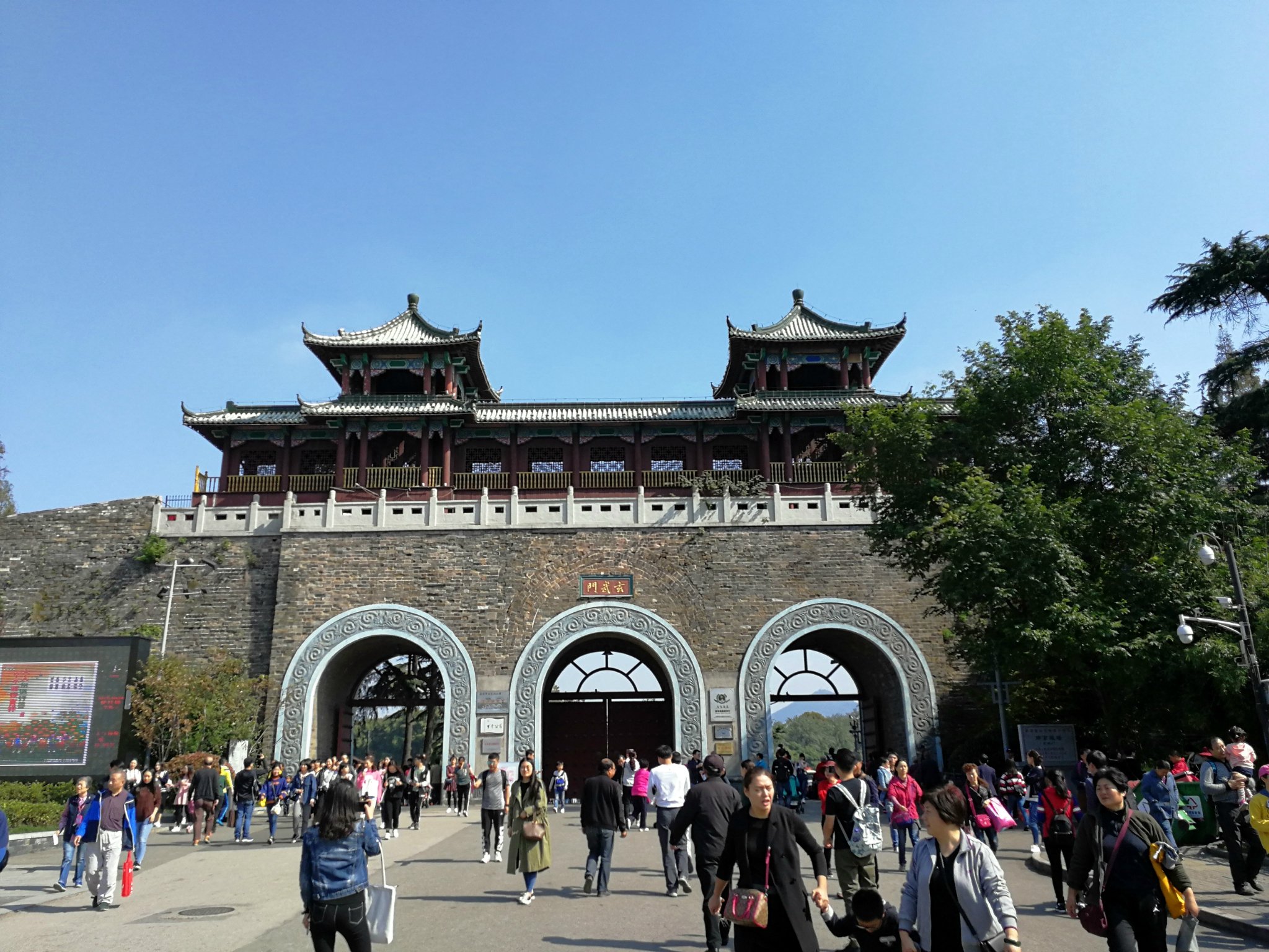 狮子桥美食街入口处,有块巨大的牌坊.