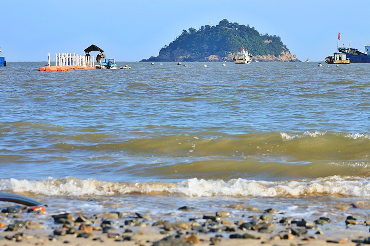 进入景区,一片金沙滩,三面环山,一面靠海,很适合海上游玩,要是有时间