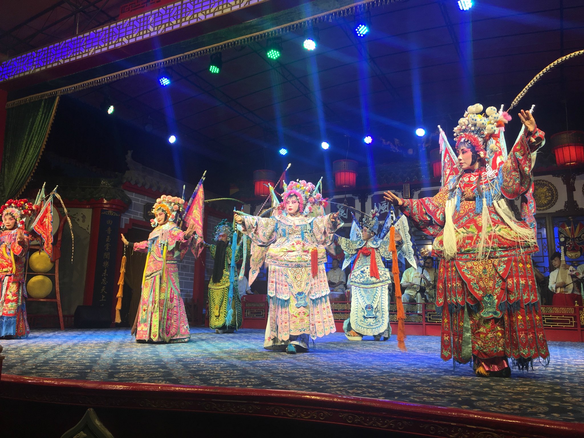 非常色艺晚上8点大戏开锣我们票子买的早挑了一个