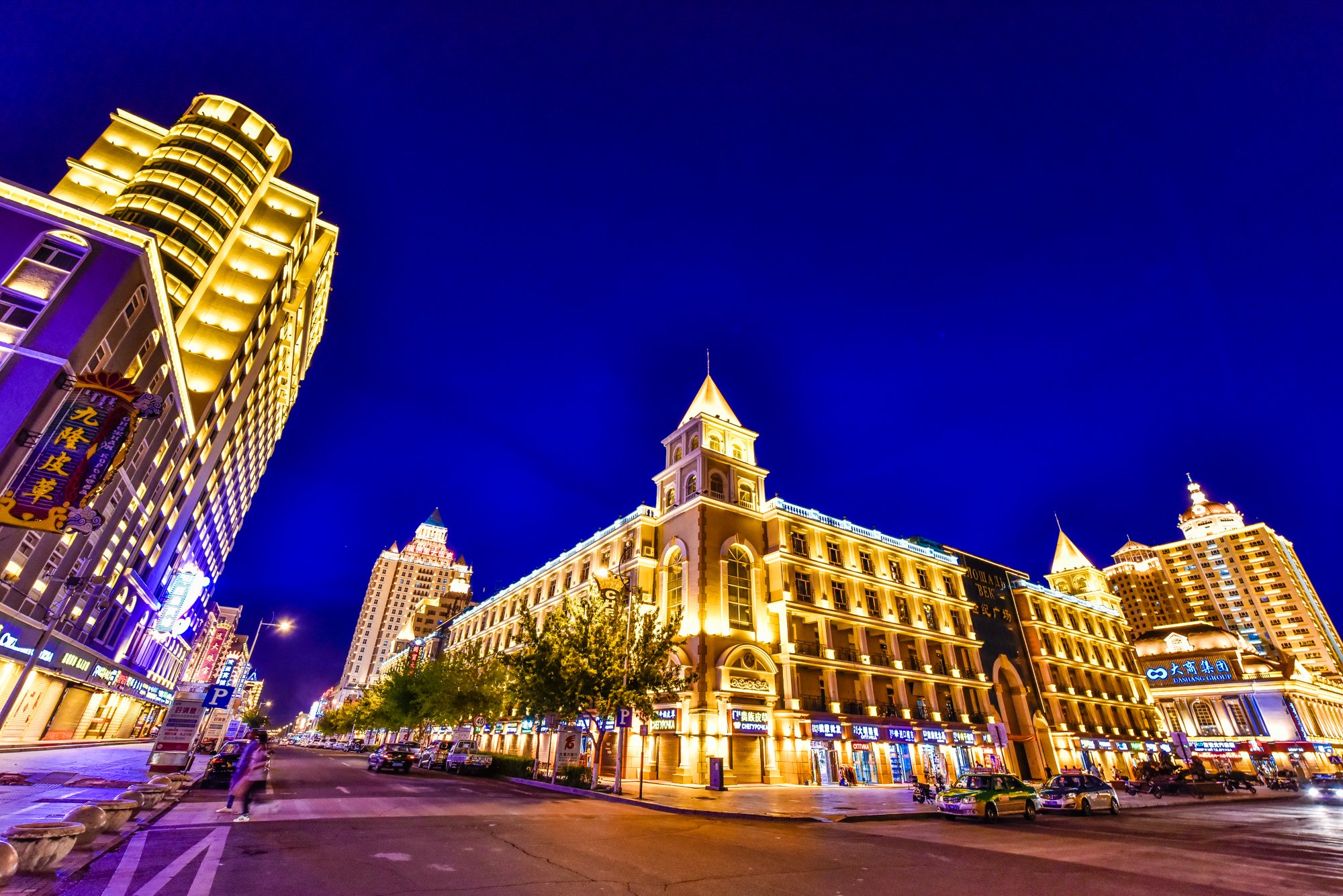 所以晚上逛满洲里的时候会产生一种错觉,总觉得这是在俄罗斯了.