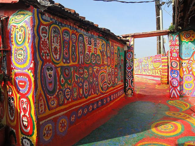 21彩虹眷村 爺爺天馬行空的繪畫 有動物 有名人 有卡通人物 歷史人物 表情都相當傳神 彩虹眷村 评论 去哪儿攻略