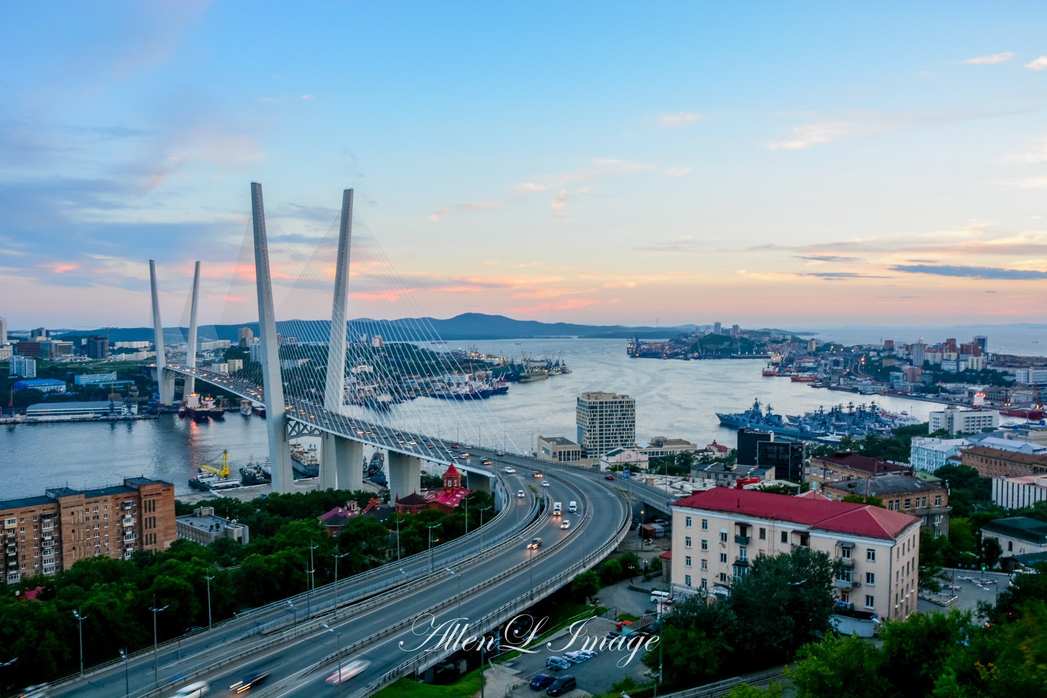 2023金角湾大桥游玩攻略,霓虹初上,大桥上过往的车灯.【去哪儿攻略】