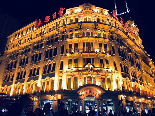 南京西路的百货大楼,是不是有电视剧里大上海的感觉