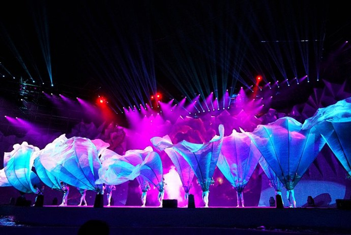 潮汐扑打沙滩,当一丝天光褪去,整个世界在海浪的暗涌中入睡,碧螺塔却