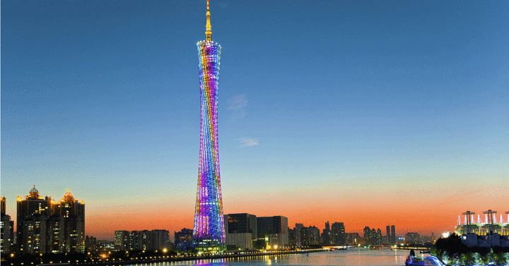 然而广州塔最好看的时候也是这座城市最好看的夜幕降临以后