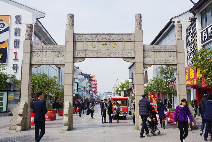 众所周知,观前街上店铺多,人多,实在有点嘈杂