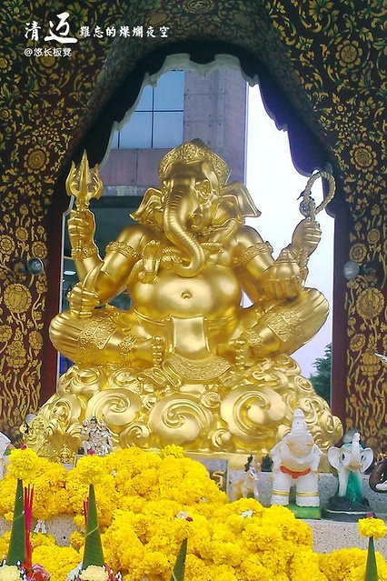 泰国曼谷有一间 24 小时香火鼎盛的路边象神,作生意求财,求名气都