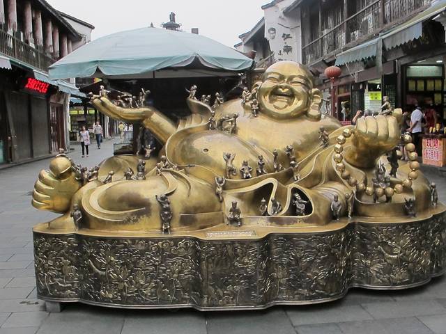 河坊街入口的弥勒佛