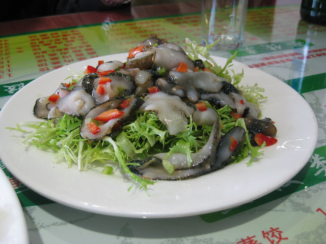 这是生拌的海参,刚端上来的时候我不敢吃,壮着