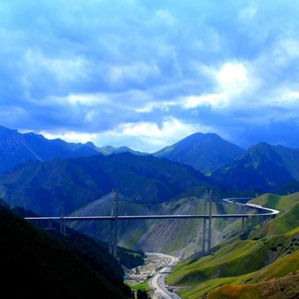 景点详情 开车通过高速公路,去往果子沟,沿途的风景.